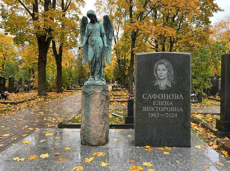 Бронзовый ангел на колонне рядом с памятником в Тюмени