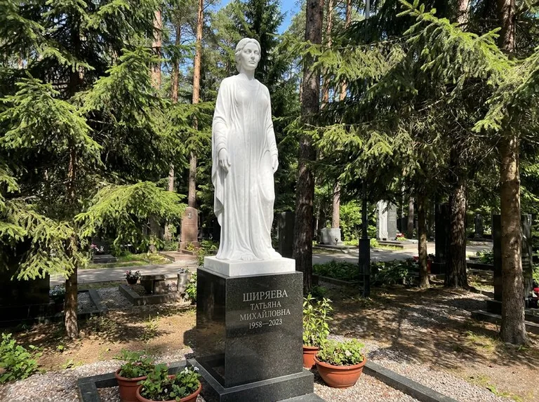 Ростовая женская фигура с портретным сходством на мемориале в Тюмени