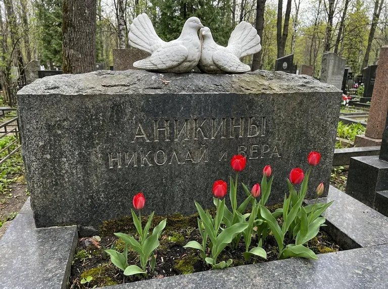 Пара голубей из литьевого мрамора на гранитной плите в Тюмени