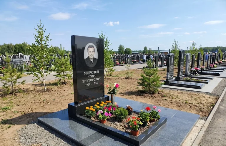 Уборка могилы со скамьёй до и после в Тюмени