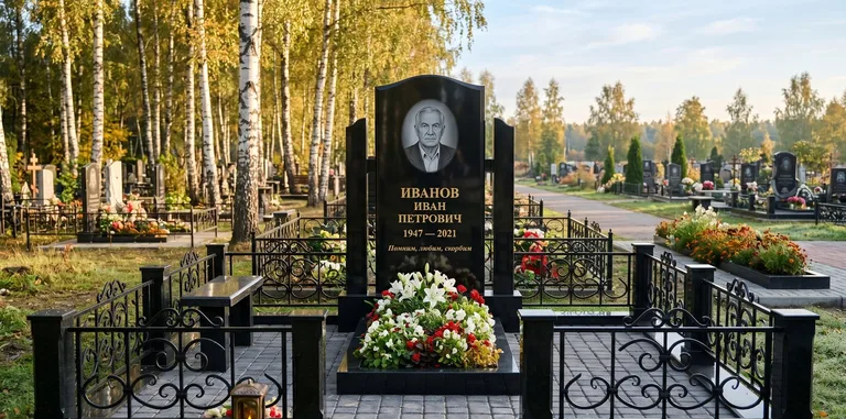 Мемориальный комплекс с цветником и оградой в Тюмени