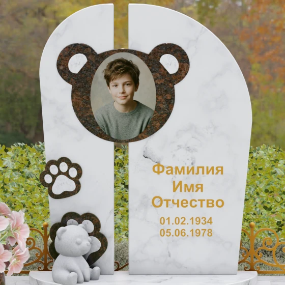 Вертикальный гранитный памятник с рельефом медвежонка, мрамор Тассос