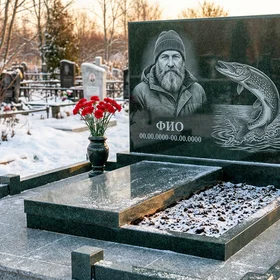 Гранитный памятник рыбаку со снастями