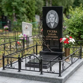 Гранитный памятник с металлическим декором