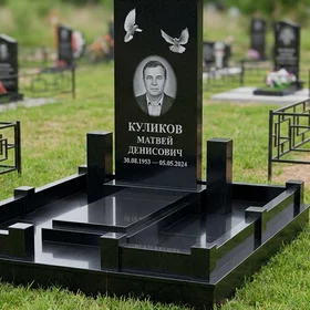 Гранитный памятник вертикальный с гравировкой голубей