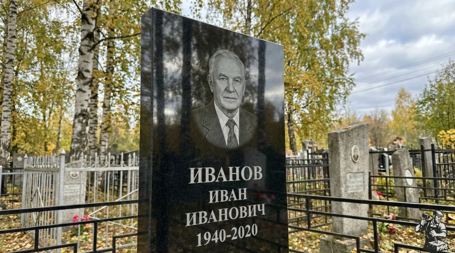 real-photo-black-monument.jpg
